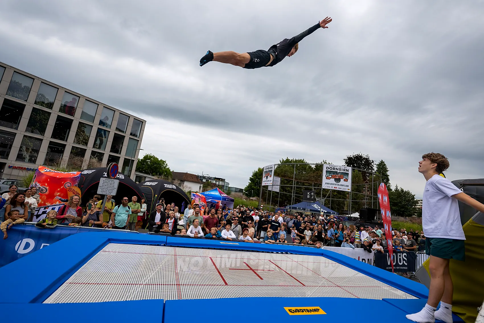 Flug über das Trampolin bei Night of the Jumps vor großem Publikum