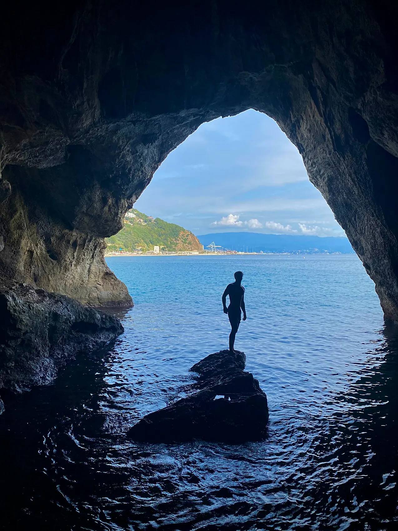 Silhouette in einer Meereshöhle mit Blick aufs Wasser